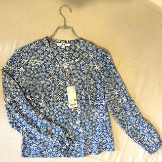 ユニクロ(UNIQLO)の【値下げ中】ブラウス　シャツ　花柄(シャツ/ブラウス(長袖/七分))