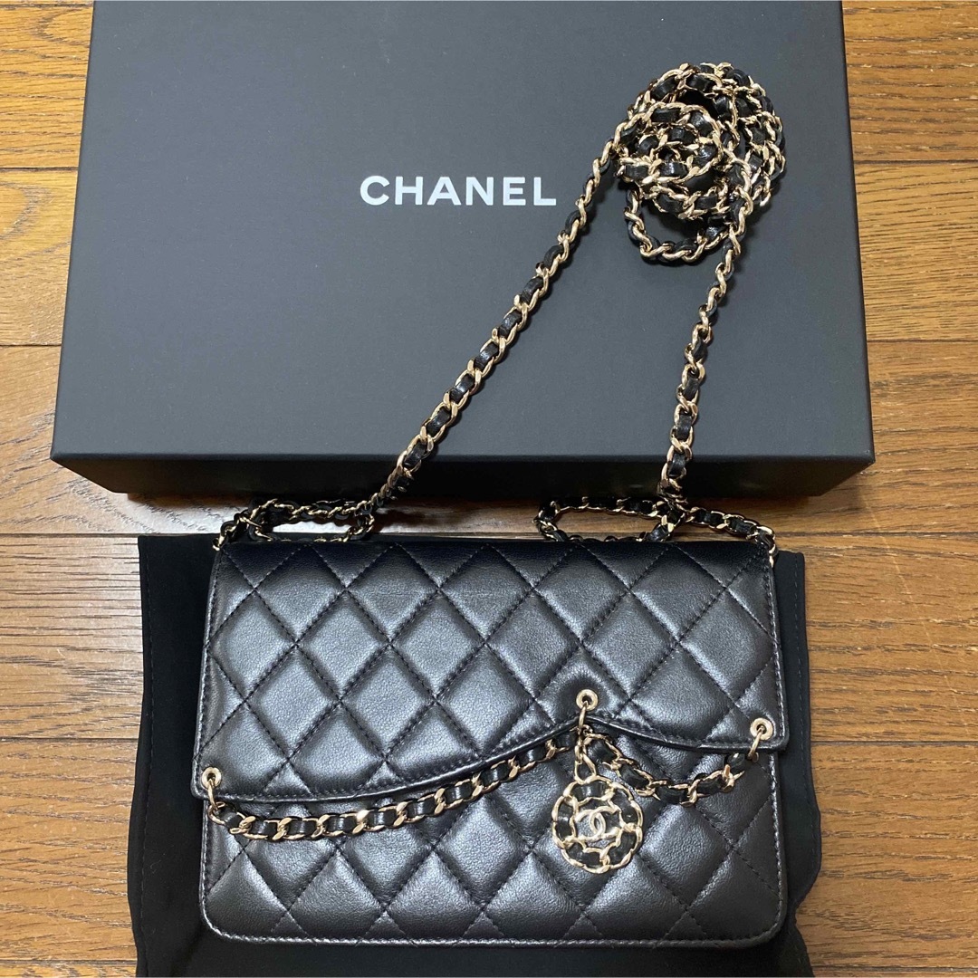 CHANEL シャネル　チェーンウォレット ラムスキン  カメリアチャーム　黒