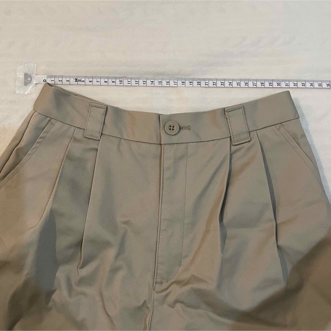 GU(ジーユー)のチノタックショートパンツ　M レディースのパンツ(ショートパンツ)の商品写真