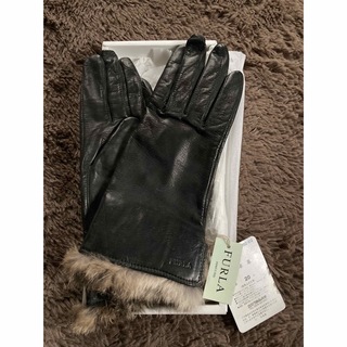 フルラ(Furla)の【未使用】イタリア製FURLA★ラム革のファー付き手袋(手袋)