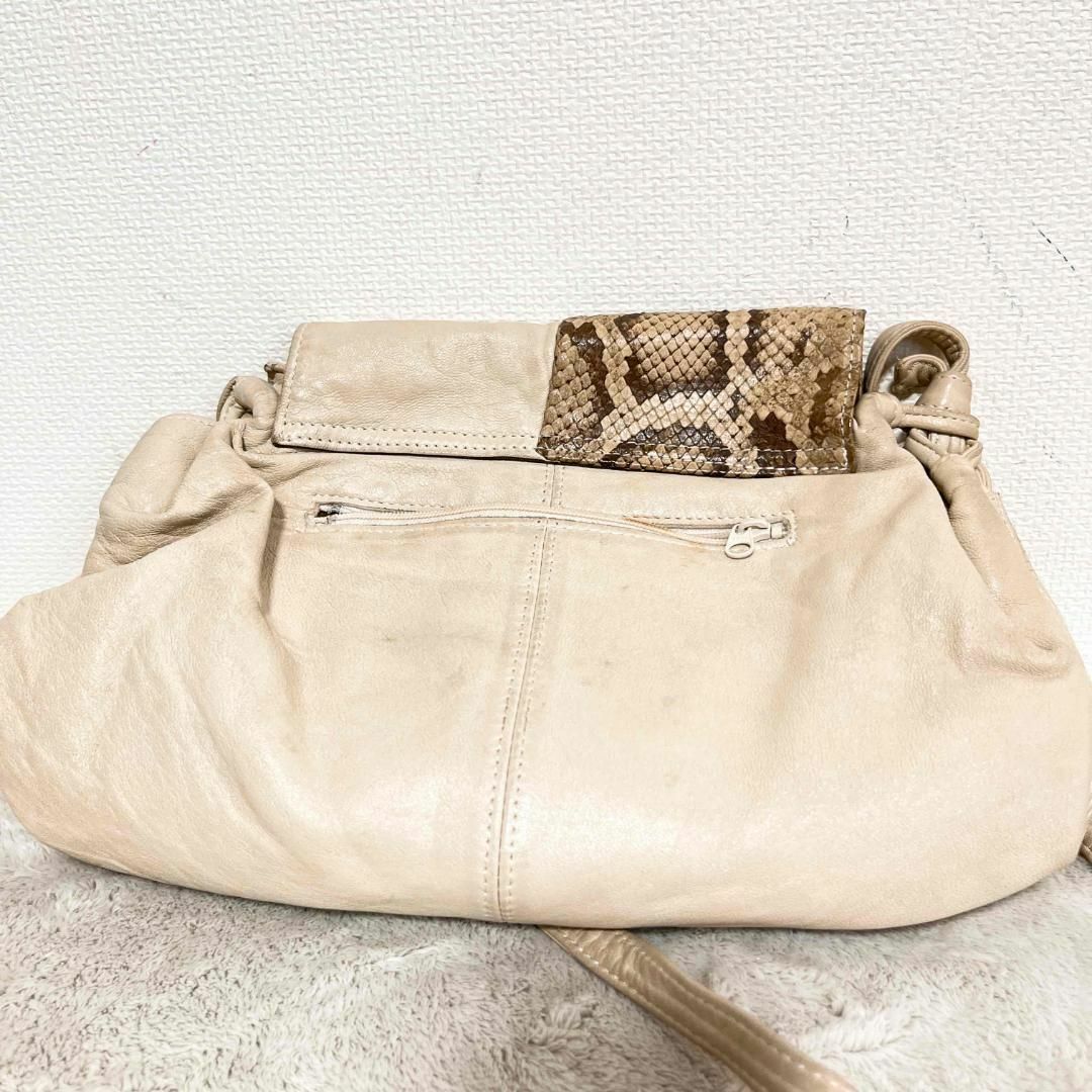 レア✨SUN REMY サンレミーショルダーバッグハンドバッグホワイト白パイソン レディースのバッグ(ショルダーバッグ)の商品写真