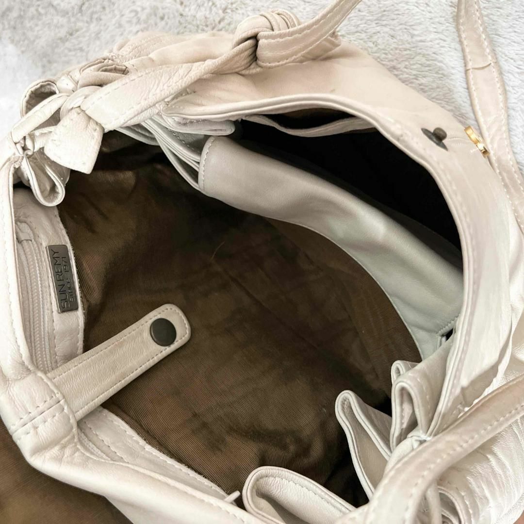 レア✨SUN REMY サンレミーショルダーバッグハンドバッグホワイト白パイソン レディースのバッグ(ショルダーバッグ)の商品写真
