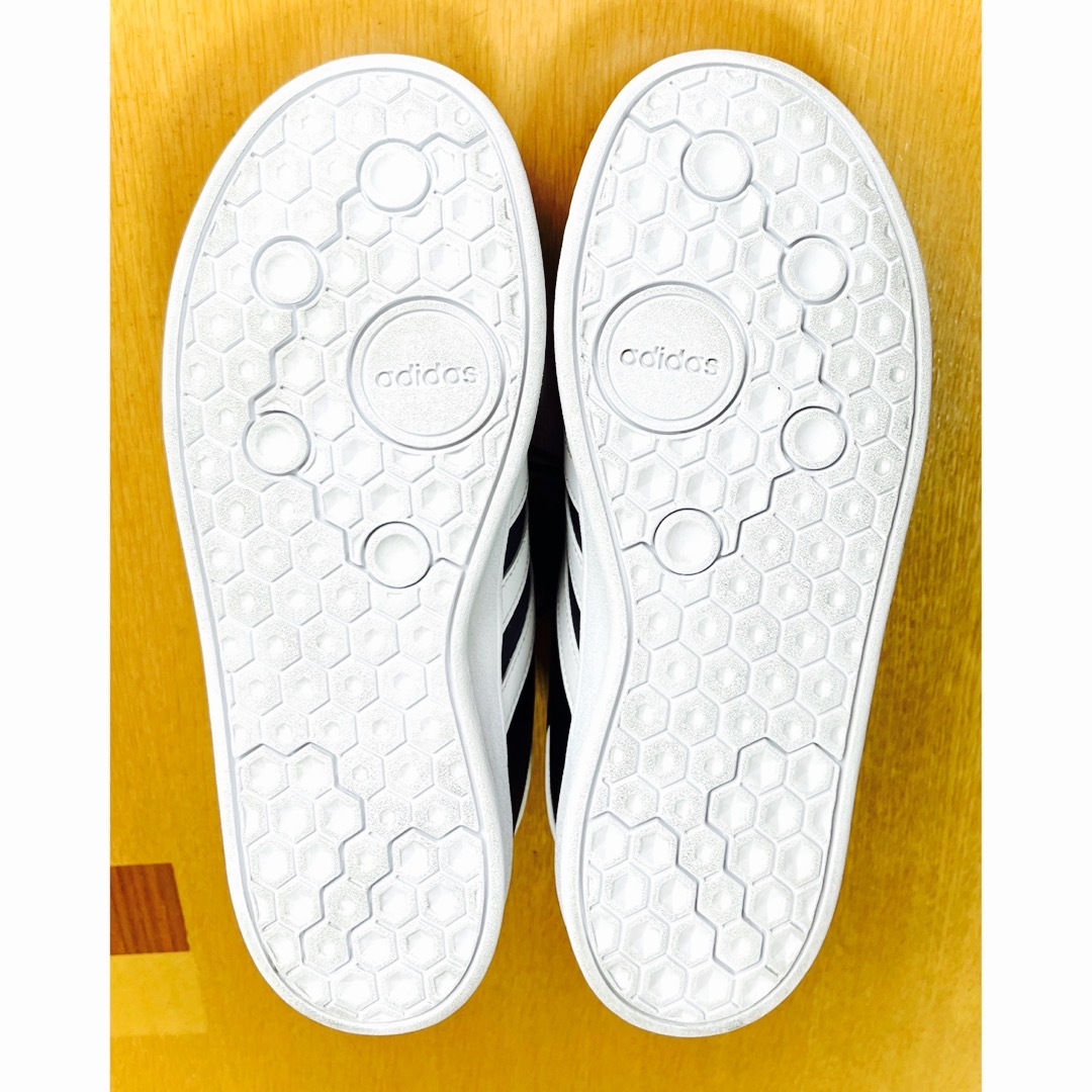adidas(アディダス)の24cm《 adidas定番スニーカー 》美品！即送！ウォーキング・シューズ レディースの靴/シューズ(スニーカー)の商品写真