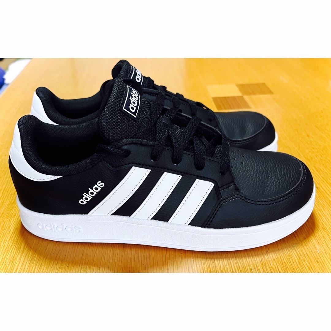 adidas(アディダス)の24cm《 adidas定番スニーカー 》美品！即送！ウォーキング・シューズ レディースの靴/シューズ(スニーカー)の商品写真