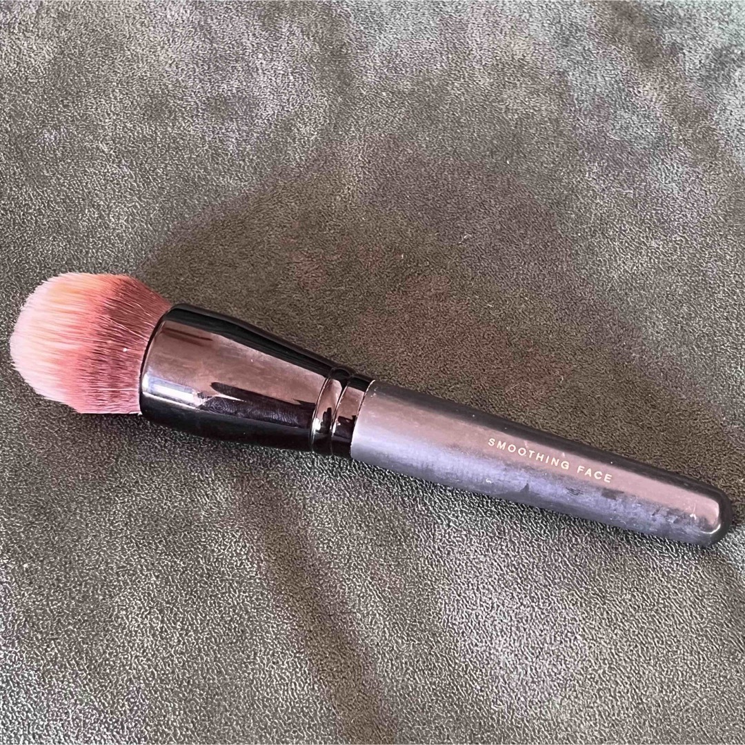 bareMinerals(ベアミネラル)のスムージング フェイス ブラシ コスメ/美容のメイク道具/ケアグッズ(チーク/フェイスブラシ)の商品写真