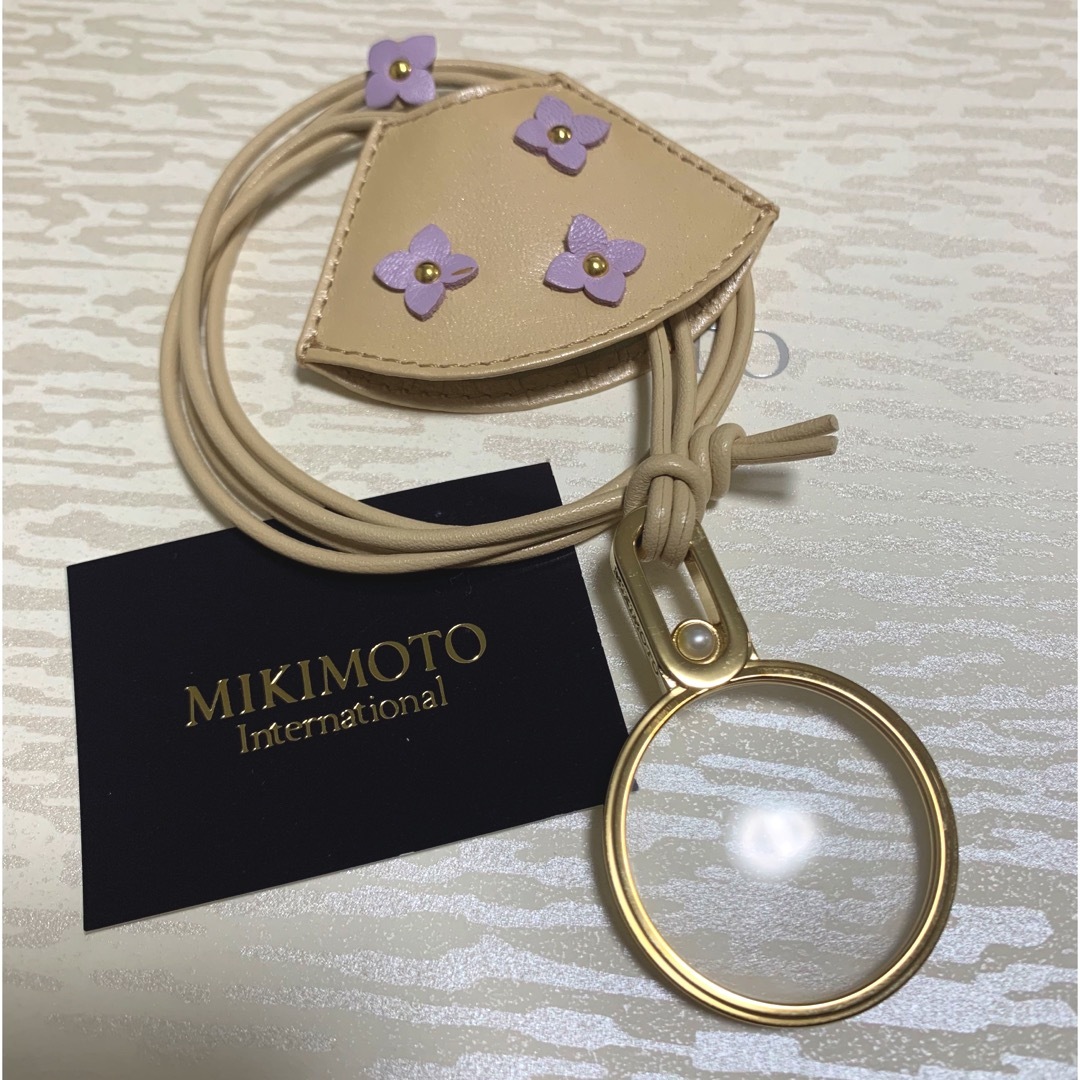 MIKIMOTO(ミキモト)のミキモト  ベビーパール付きルーペ　レザーコード　ネックレス レディースのアクセサリー(ネックレス)の商品写真