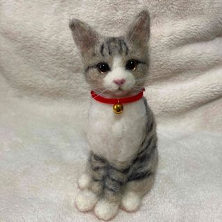 羊毛フェルト ハンドメイド お座りキジ白猫ちゃん 子猫  猫 手のひらサイズ(ぬいぐるみ)