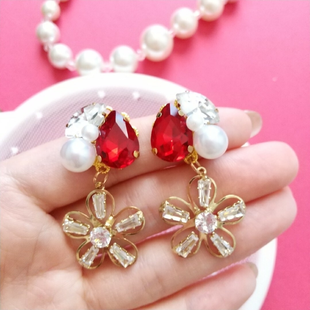 可愛い❤️キラキラお花揺れる レッドビジューピアス ハンドメイドのアクセサリー(ピアス)の商品写真