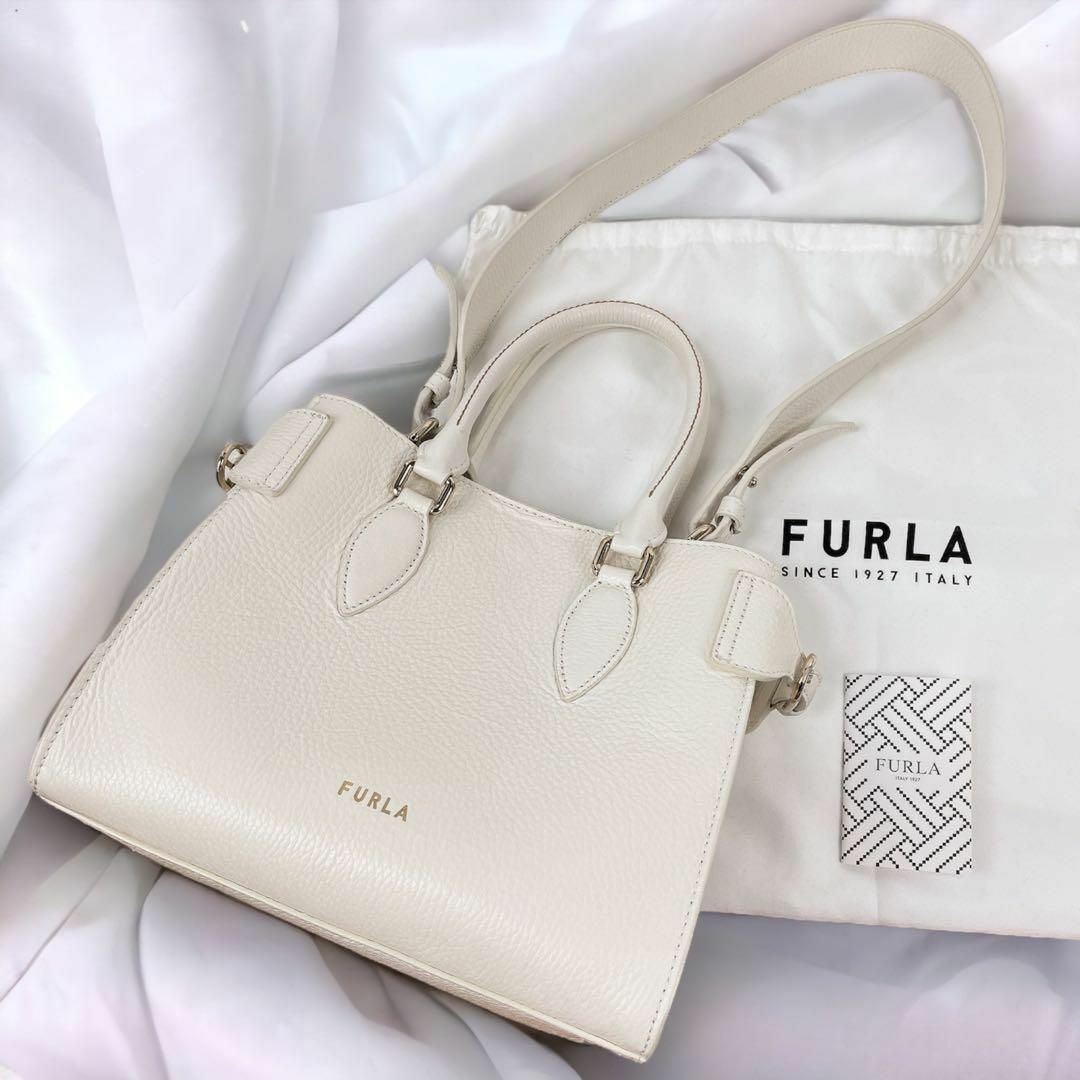 FURLA 白 ショルダーバッグ - ハンドバッグ