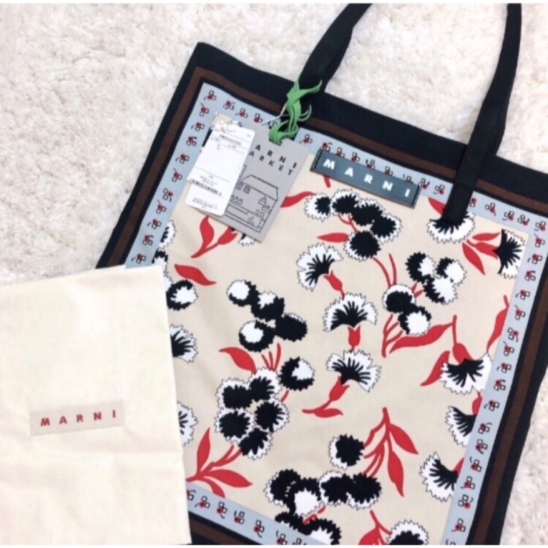 Marni(マルニ)の新品　マルニ　マルニマーケット　バンダナトート　限定　希少　ベージュフラワー レディースのバッグ(トートバッグ)の商品写真