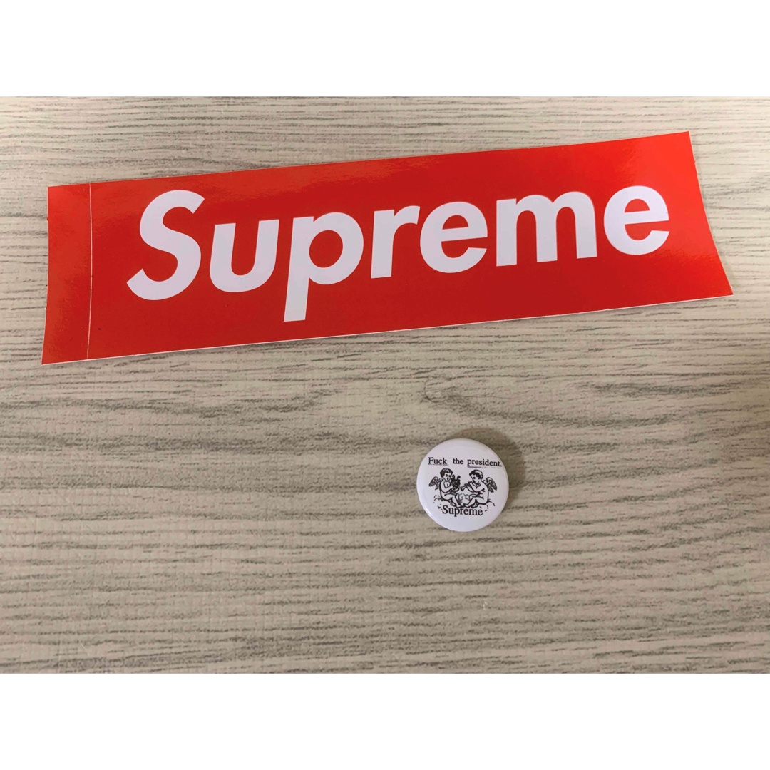 Supreme(シュプリーム)のsupreme ステッカー　缶バッチ　セット エンタメ/ホビーのアニメグッズ(バッジ/ピンバッジ)の商品写真