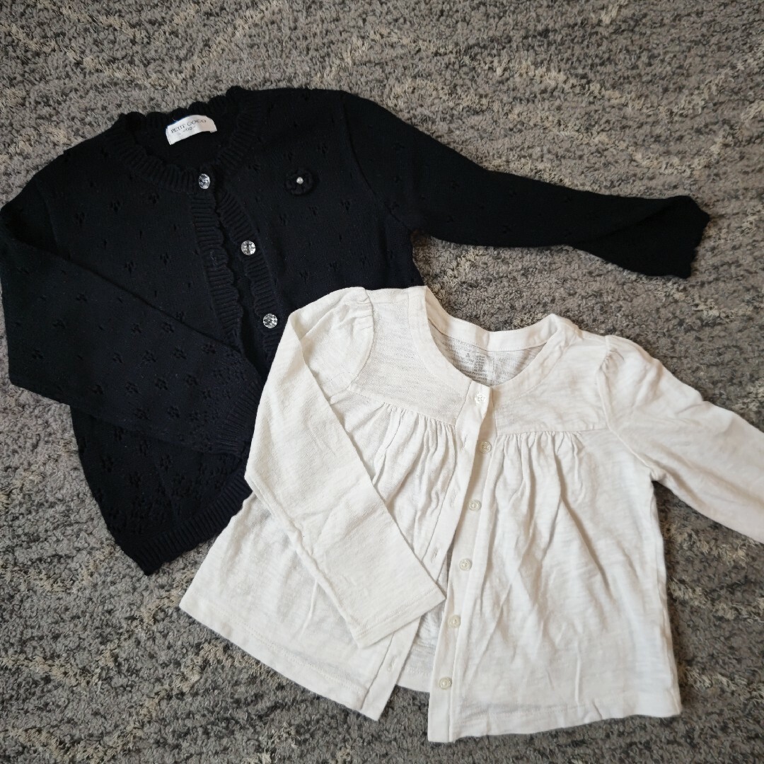 babyGAP(ベビーギャップ)のbabyGAP 白 カットソー &黒 カーディガン 110cm 2枚セット キッズ/ベビー/マタニティのキッズ服女の子用(90cm~)(Tシャツ/カットソー)の商品写真