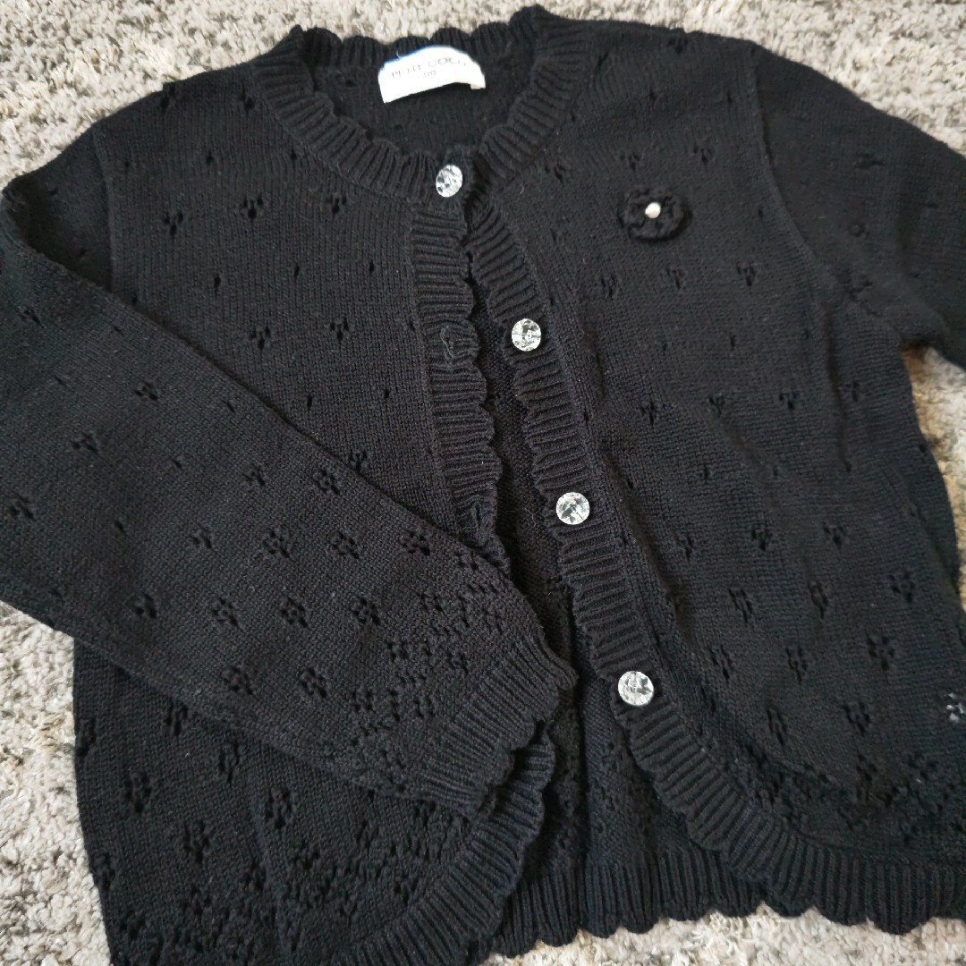 babyGAP(ベビーギャップ)のbabyGAP 白 カットソー &黒 カーディガン 110cm 2枚セット キッズ/ベビー/マタニティのキッズ服女の子用(90cm~)(Tシャツ/カットソー)の商品写真