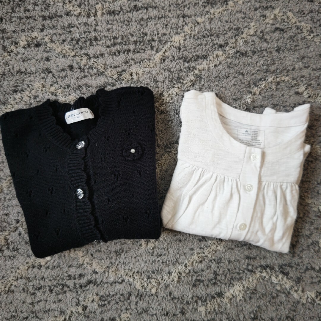 babyGAP(ベビーギャップ)のbabyGAP 白 カットソー &黒 カーディガン 110cm 2枚セット キッズ/ベビー/マタニティのキッズ服女の子用(90cm~)(Tシャツ/カットソー)の商品写真