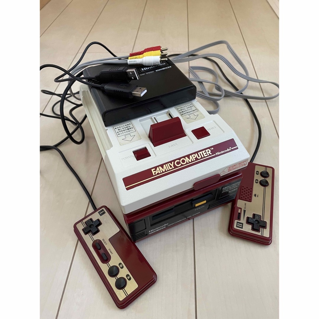 ファミリーコンピュータ(ファミリーコンピュータ)のファミコン本体AV化仕様　ディスクシステム　USB電源仕様 エンタメ/ホビーのゲームソフト/ゲーム機本体(家庭用ゲーム機本体)の商品写真