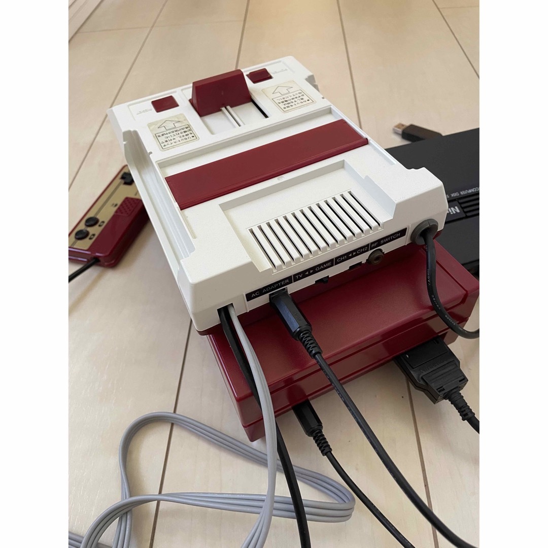 ファミリーコンピュータ(ファミリーコンピュータ)のファミコン本体AV化仕様　ディスクシステム　USB電源仕様 エンタメ/ホビーのゲームソフト/ゲーム機本体(家庭用ゲーム機本体)の商品写真