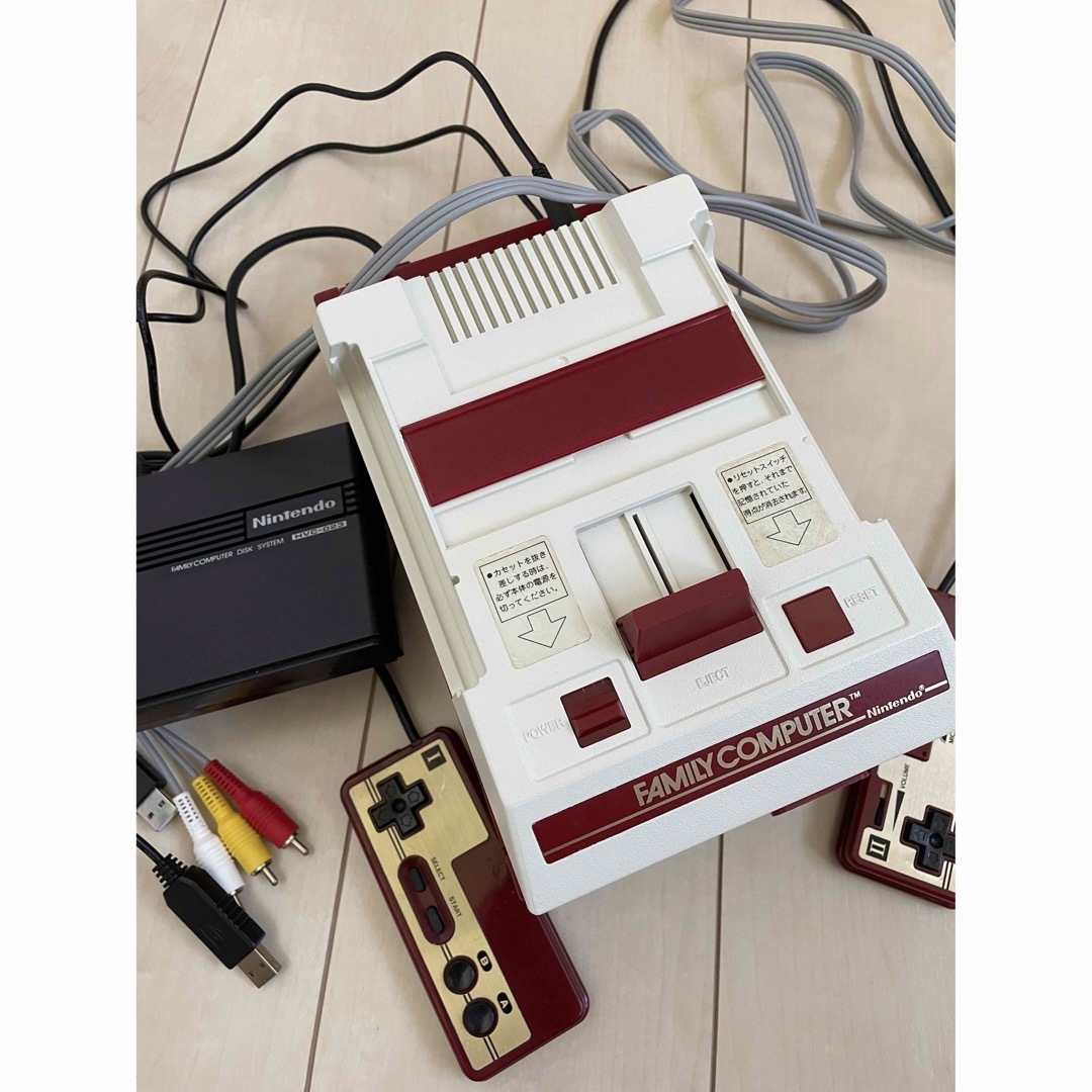 ファミリーコンピュータ(ファミリーコンピュータ)のファミコン本体AV化仕様　ディスクシステム　USB電源仕様 エンタメ/ホビーのゲームソフト/ゲーム機本体(家庭用ゲーム機本体)の商品写真