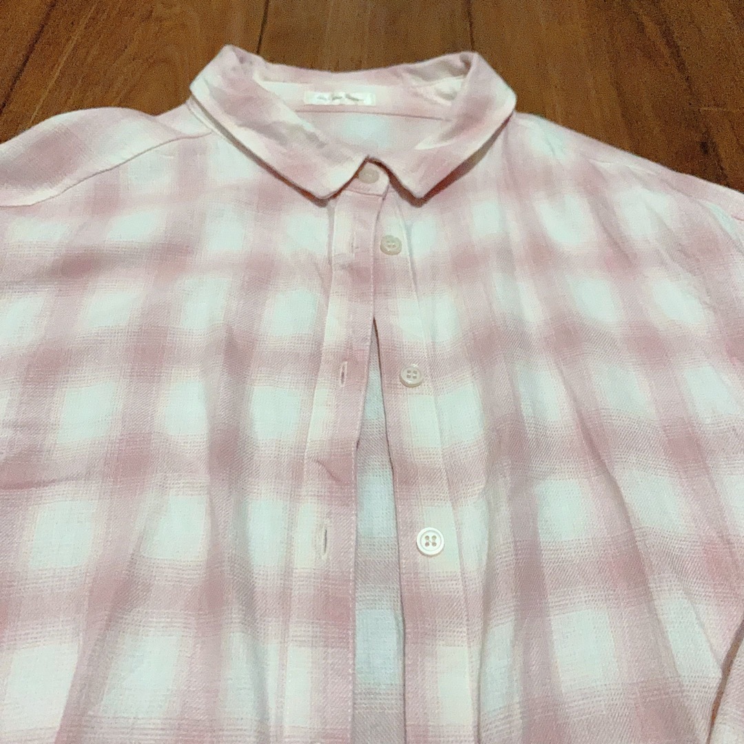 アプレジュールミニョン　ピンク　チェックシャツ　オンブレチェックシャツ レディースのトップス(シャツ/ブラウス(長袖/七分))の商品写真