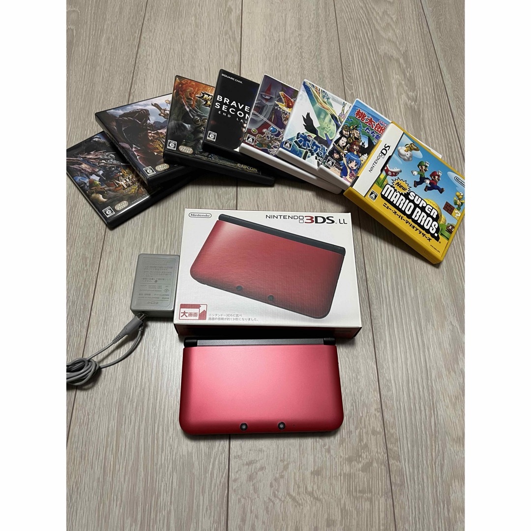 ニンテンドー3DS(ニンテンドー3DS)のNintendo3DS LLレッド×ブラック ACアダプタ付き おまけソフト エンタメ/ホビーのゲームソフト/ゲーム機本体(携帯用ゲーム機本体)の商品写真