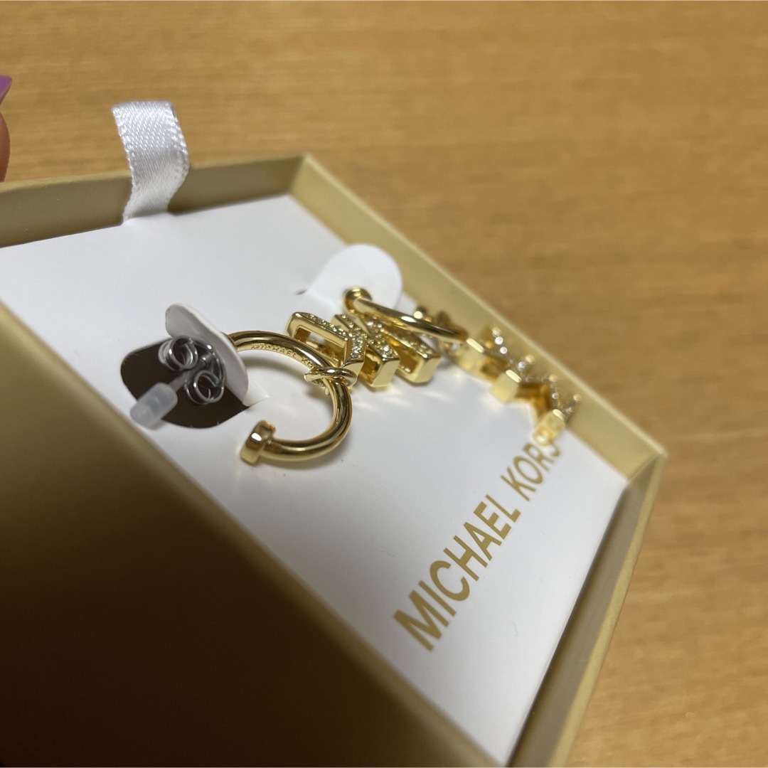 Michael Kors(マイケルコース)の新品未使用　マイケルコース　ピアス　ゴールド　MK レディースのアクセサリー(ピアス)の商品写真
