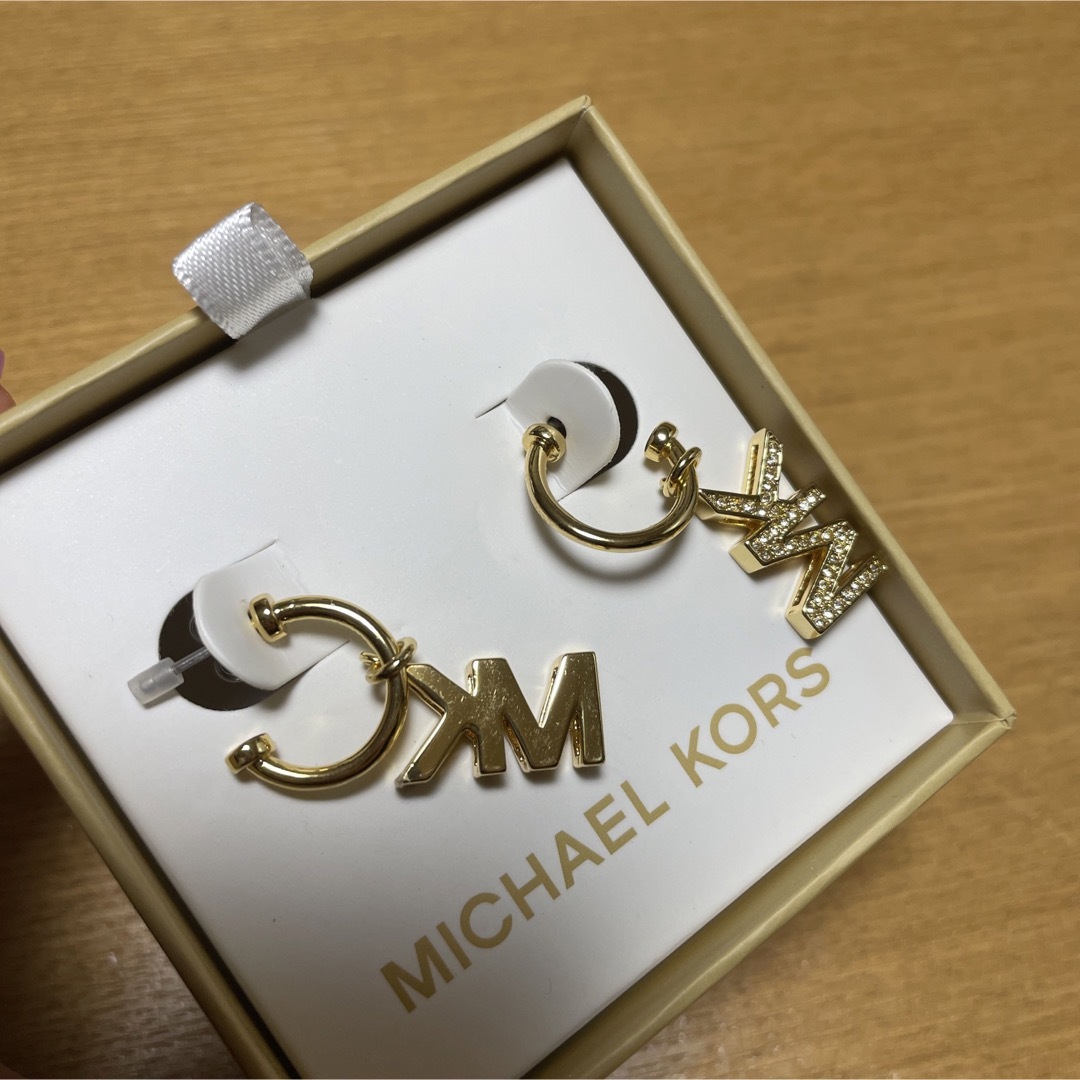 Michael Kors(マイケルコース)の新品未使用　マイケルコース　ピアス　ゴールド　MK レディースのアクセサリー(ピアス)の商品写真