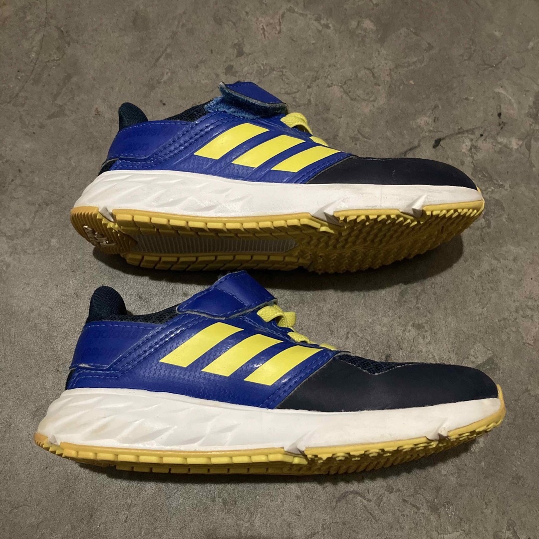 adidas(アディダス)のadidas アディダス スニーカー シューズ 靴 17cm キッズ/ベビー/マタニティのキッズ靴/シューズ(15cm~)(スニーカー)の商品写真