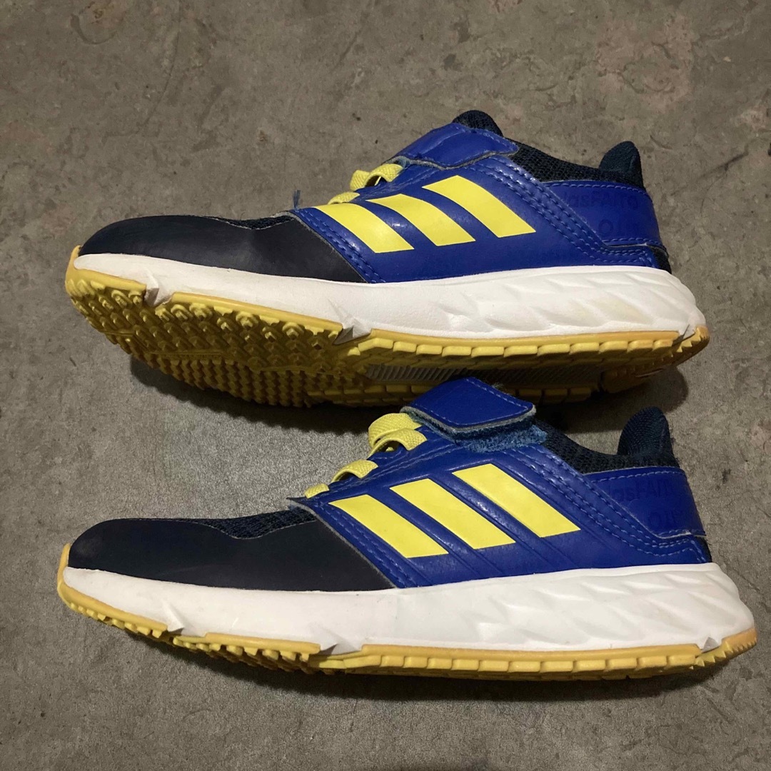 adidas(アディダス)のadidas アディダス スニーカー シューズ 靴 17cm キッズ/ベビー/マタニティのキッズ靴/シューズ(15cm~)(スニーカー)の商品写真