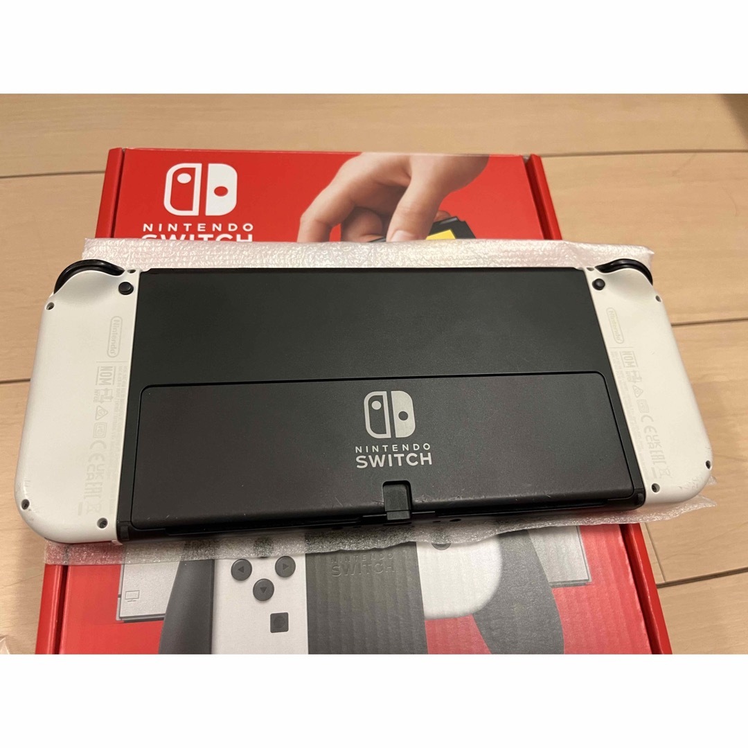 Nintendo Switch(ニンテンドースイッチ)のSwitch本体有機EL ホワイト エンタメ/ホビーのゲームソフト/ゲーム機本体(家庭用ゲーム機本体)の商品写真