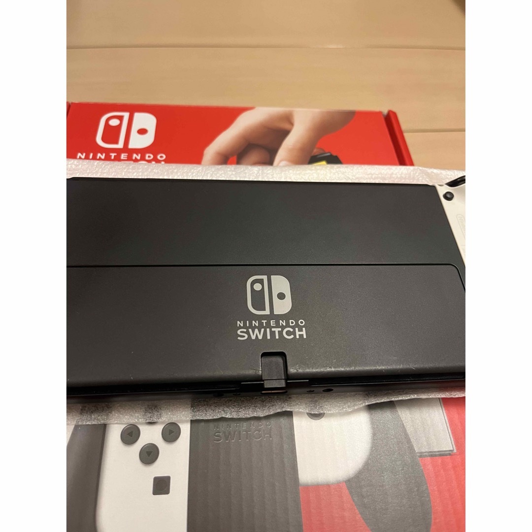 Nintendo Switch(ニンテンドースイッチ)のSwitch本体有機EL ホワイト エンタメ/ホビーのゲームソフト/ゲーム機本体(家庭用ゲーム機本体)の商品写真