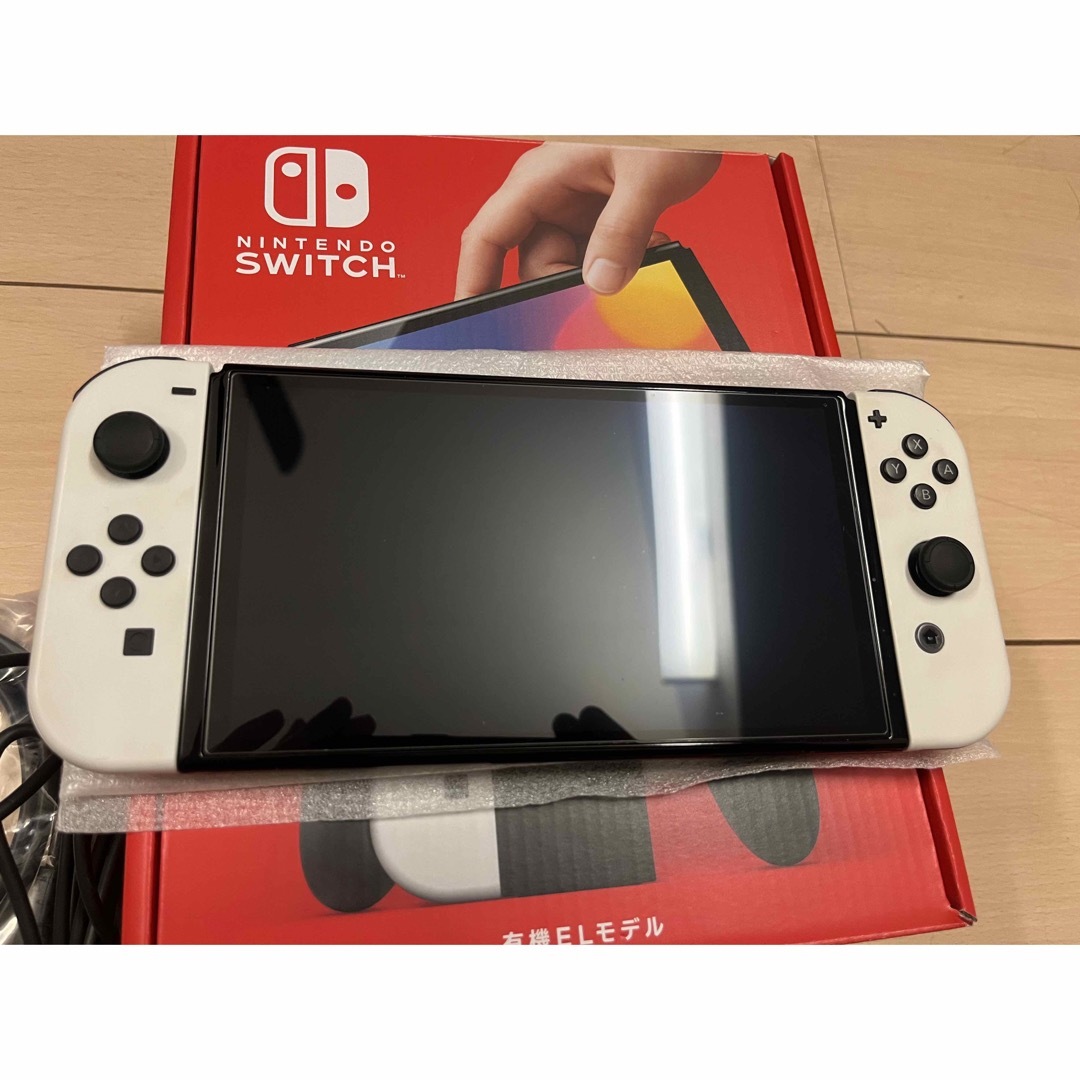 Nintendo Switch(ニンテンドースイッチ)のSwitch本体有機EL ホワイト エンタメ/ホビーのゲームソフト/ゲーム機本体(家庭用ゲーム機本体)の商品写真