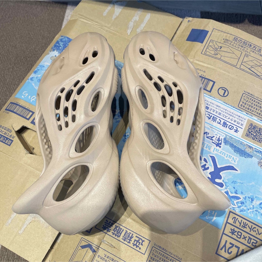 YEEZY（adidas）(イージー)のYEEZY FOAM RUNNER OCHRE US10 メンズの靴/シューズ(サンダル)の商品写真