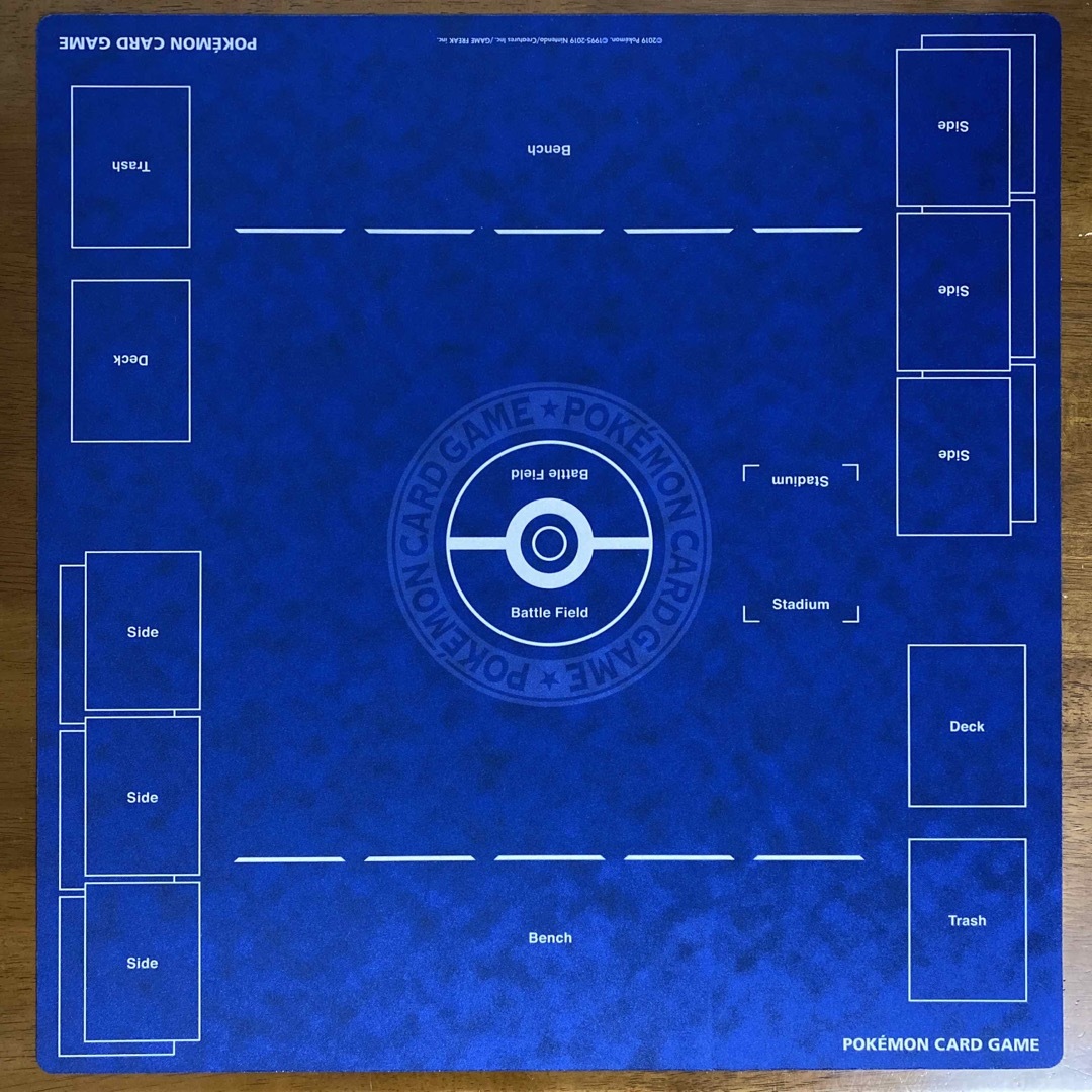 ポケモン(ポケモン)のポケモンカード 公式フルサイズプレイマット ブルー エンタメ/ホビーのトレーディングカード(カードサプライ/アクセサリ)の商品写真