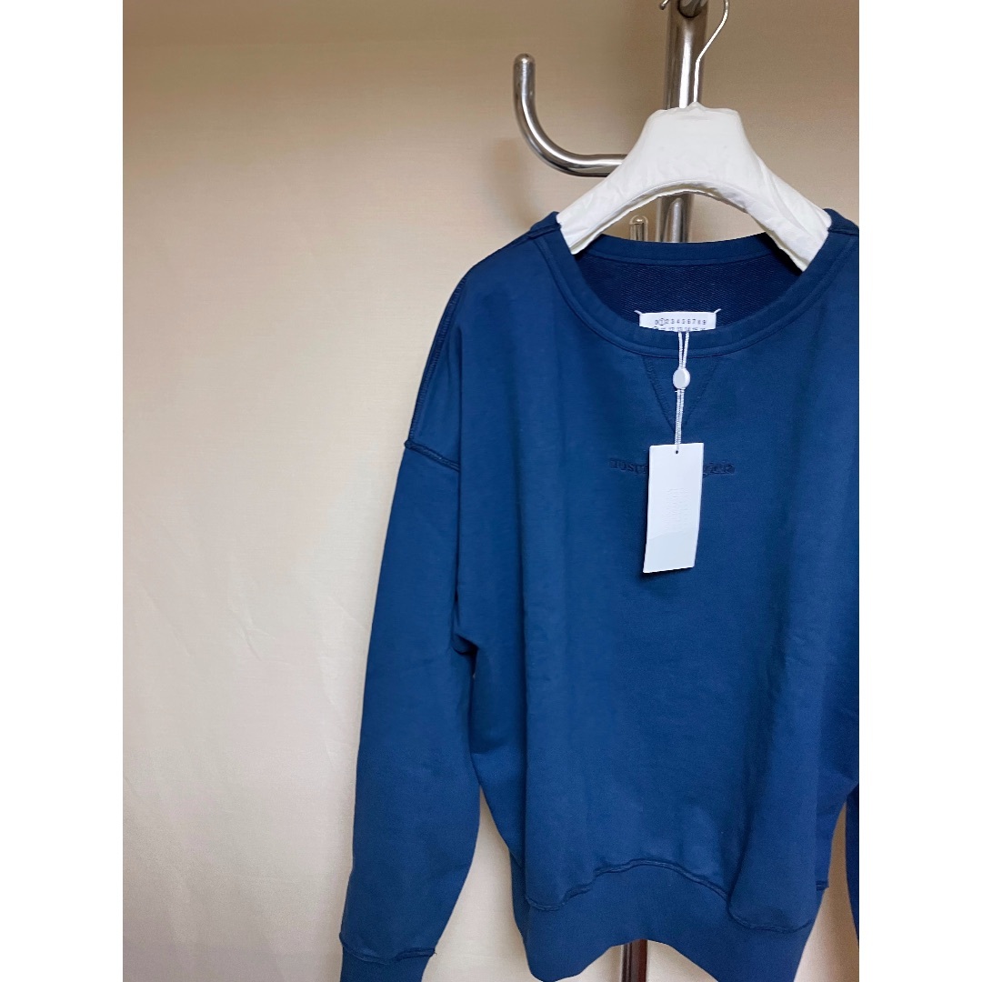 Maison Martin Margiela(マルタンマルジェラ)の新品 22aw XL マルジェラ 反転ロゴ スウェット 青 ブルー 5409 メンズのトップス(スウェット)の商品写真