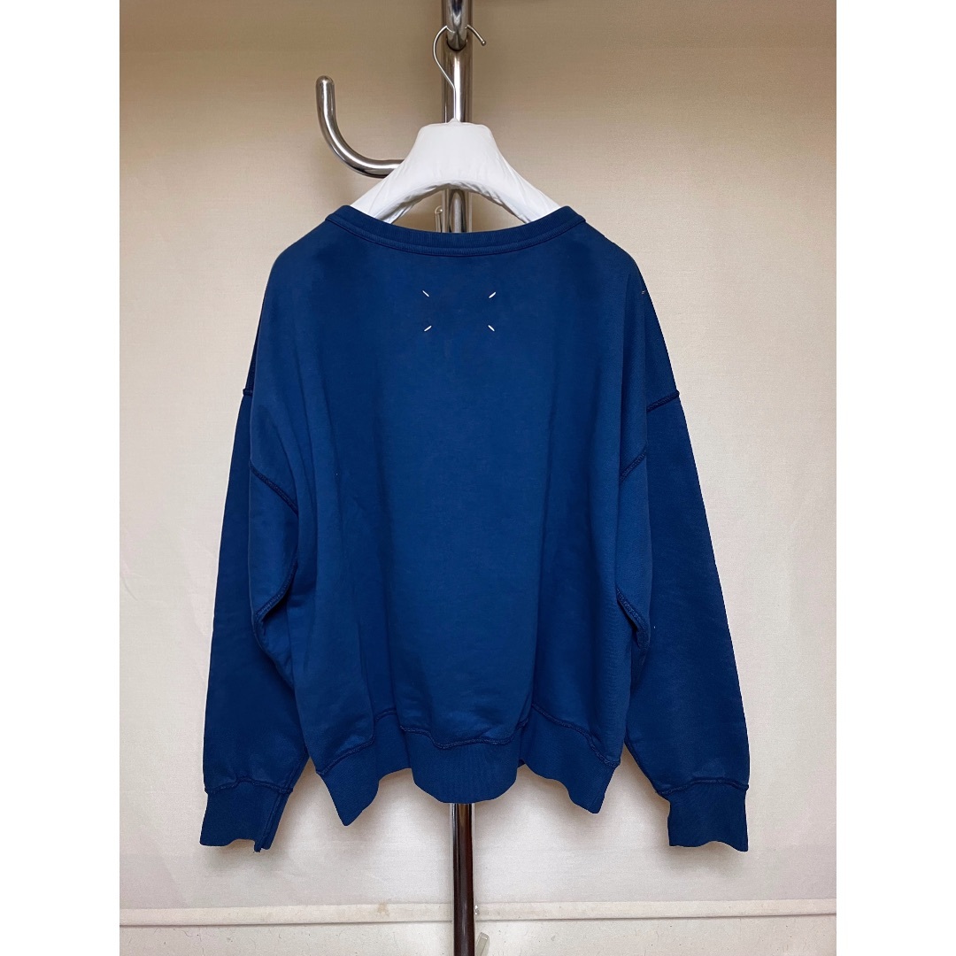 Maison Martin Margiela(マルタンマルジェラ)の新品 22aw XL マルジェラ 反転ロゴ スウェット 青 ブルー 5409 メンズのトップス(スウェット)の商品写真