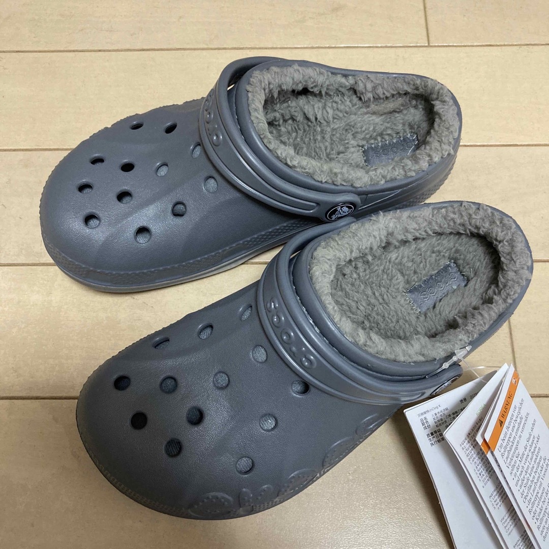 crocs(クロックス)の新品 21cm クロックス バヤ ラインド クロッグ キッズ ボア付き キッズ/ベビー/マタニティのベビー靴/シューズ(~14cm)(サンダル)の商品写真