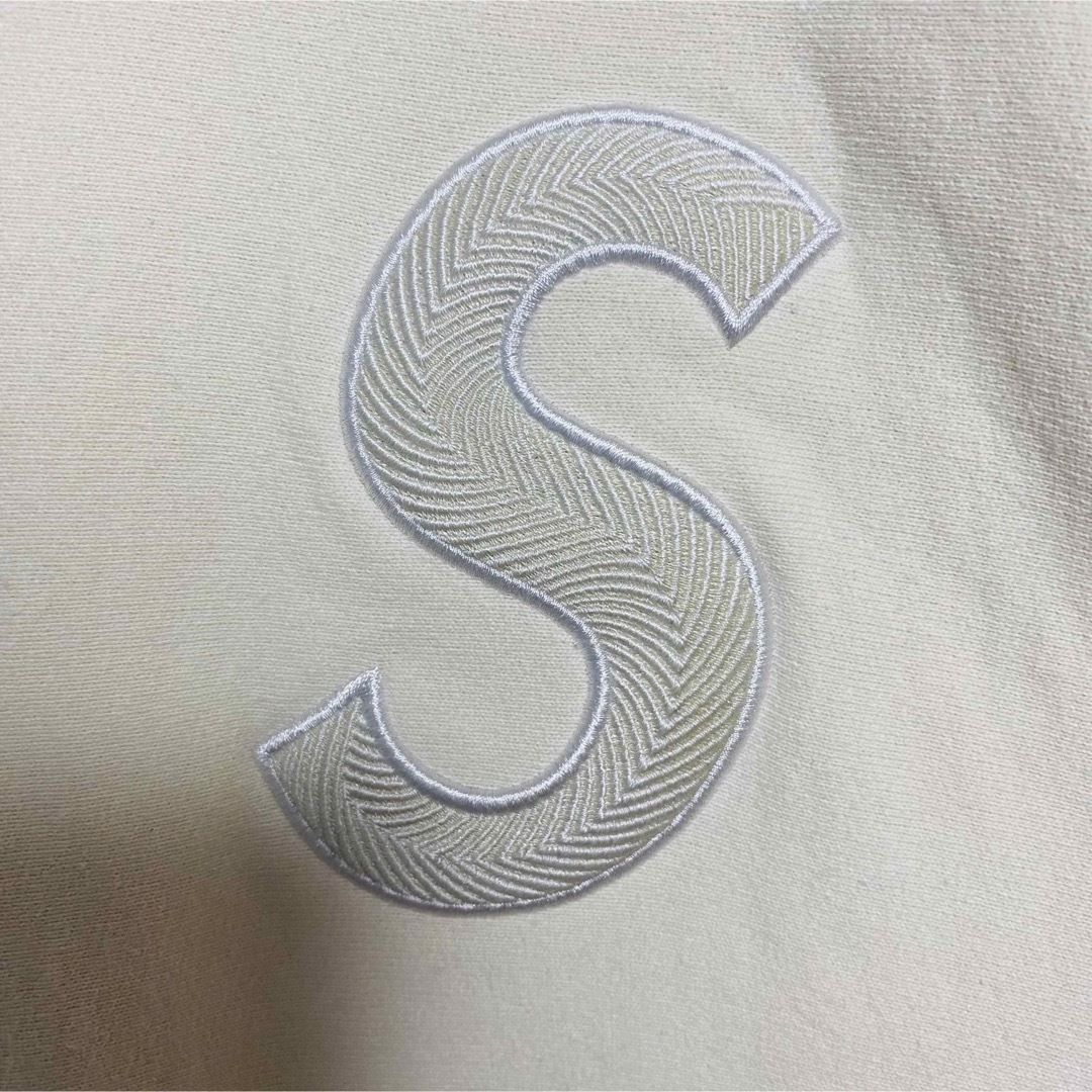 【即完売モデル】シュプリーム　パーカー　刺繍Sロゴ　肉厚　人気デザイン　クリーム
