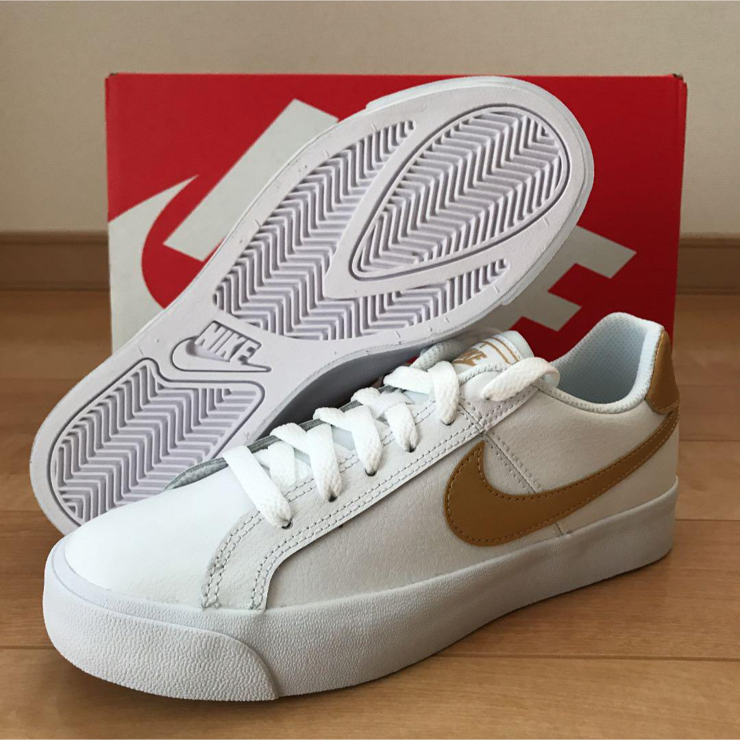 NIKE ウィメンズ　COURT ROYALE AC 24cm