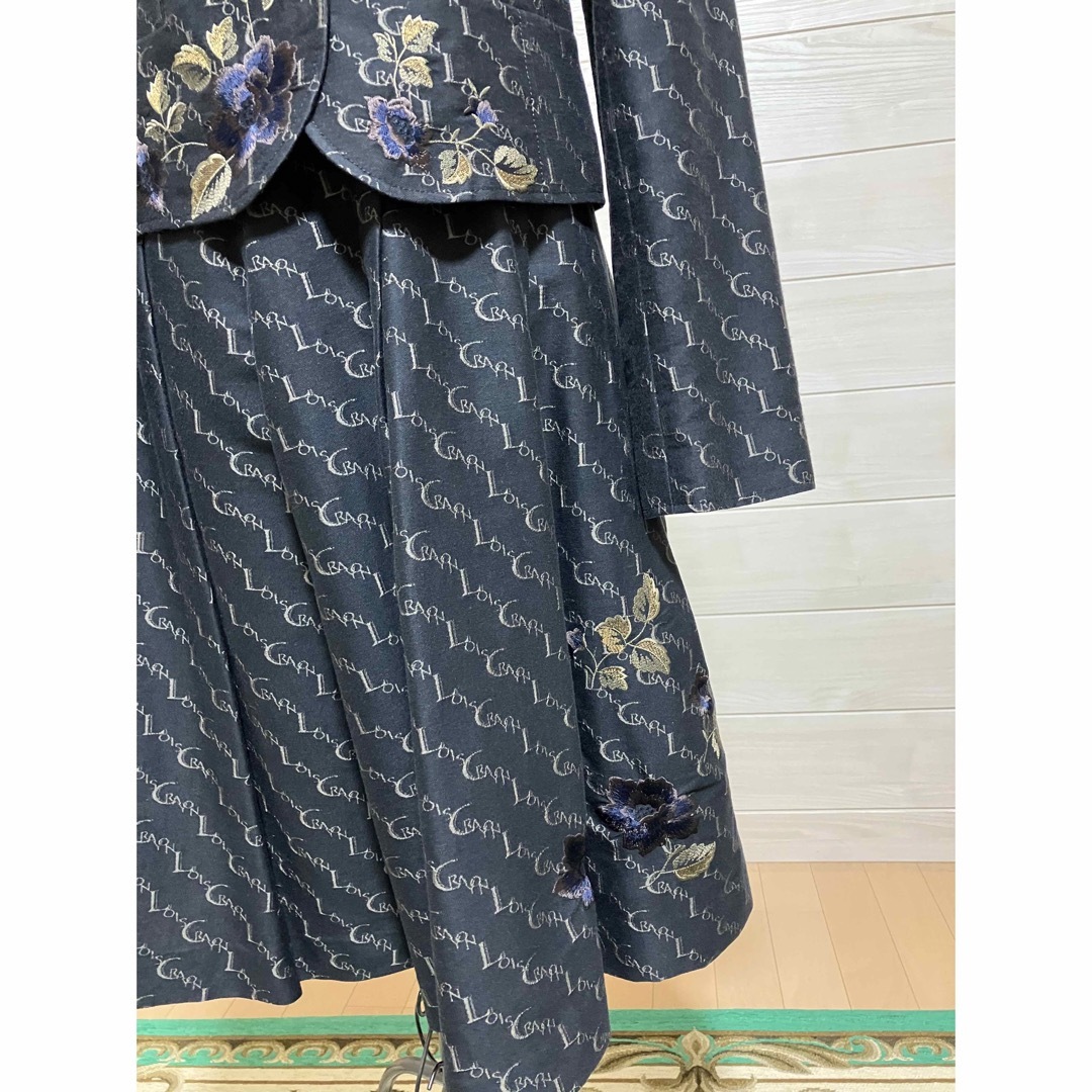 Lois CRAYON(ロイスクレヨン)のロイスクレヨン　激レア　ロゴ柄花刺繍ジャケットとスカート　セットアップ レディースのレディース その他(セット/コーデ)の商品写真