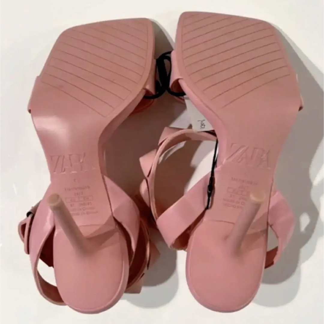 ZARA(ザラ)の【新品タグ付き】ZARA スタッズ pink ハイヒールサンダル レディースの靴/シューズ(ハイヒール/パンプス)の商品写真