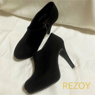 リゾイ(REZOY)のREZOY スエード ハイヒール ショートブーツ　ブラック(ブーティ)