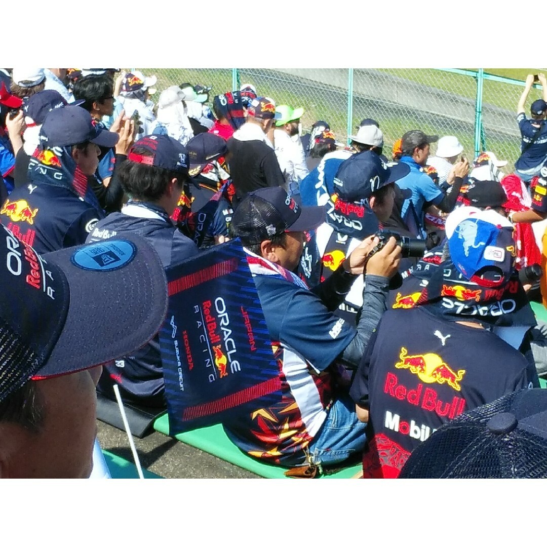 Red Bull(レッドブル)の新品【カラビナ▽鈴鹿 2023 F1GP レッドブル☆セルジオ・ペレス】送料無料 自動車/バイクの自動車(その他)の商品写真