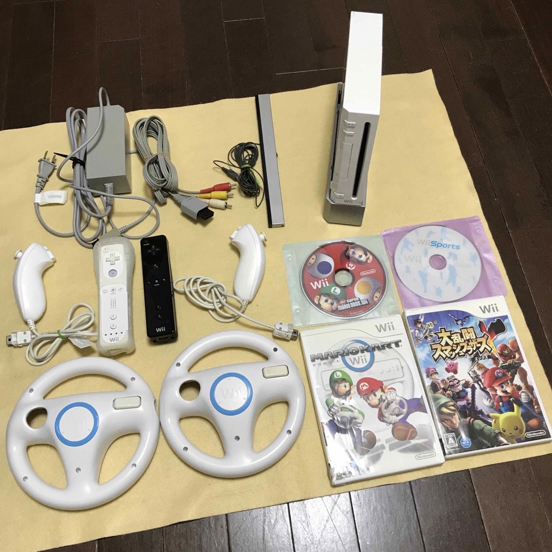 Wii - Wii本体 マリオカート 2人ですぐ遊べるセットの通販 by キレイ ... wii本体 マリオカートがすぐに遊べるウィー本体セット ハンドル リモコン付き