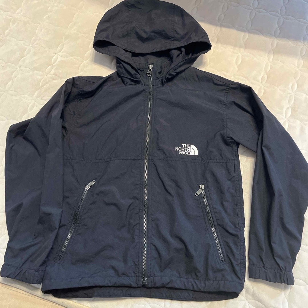 THE NORTH FACE(ザノースフェイス)のはやて様専用　ザノースフェイス　ブラック　コンパクトジャケット140 キッズ/ベビー/マタニティのキッズ服男の子用(90cm~)(ジャケット/上着)の商品写真