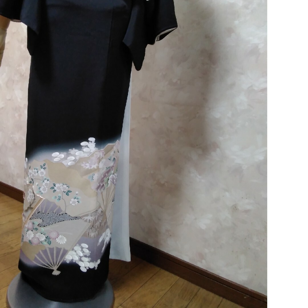 正絹 黒留袖(金駒刺繍 友禅染め 扇面に四季の花々 比翼仕立て) 正絹 黒留袖(金駒刺繍 友禅染め 扇面に四季の花々 比翼仕立て)