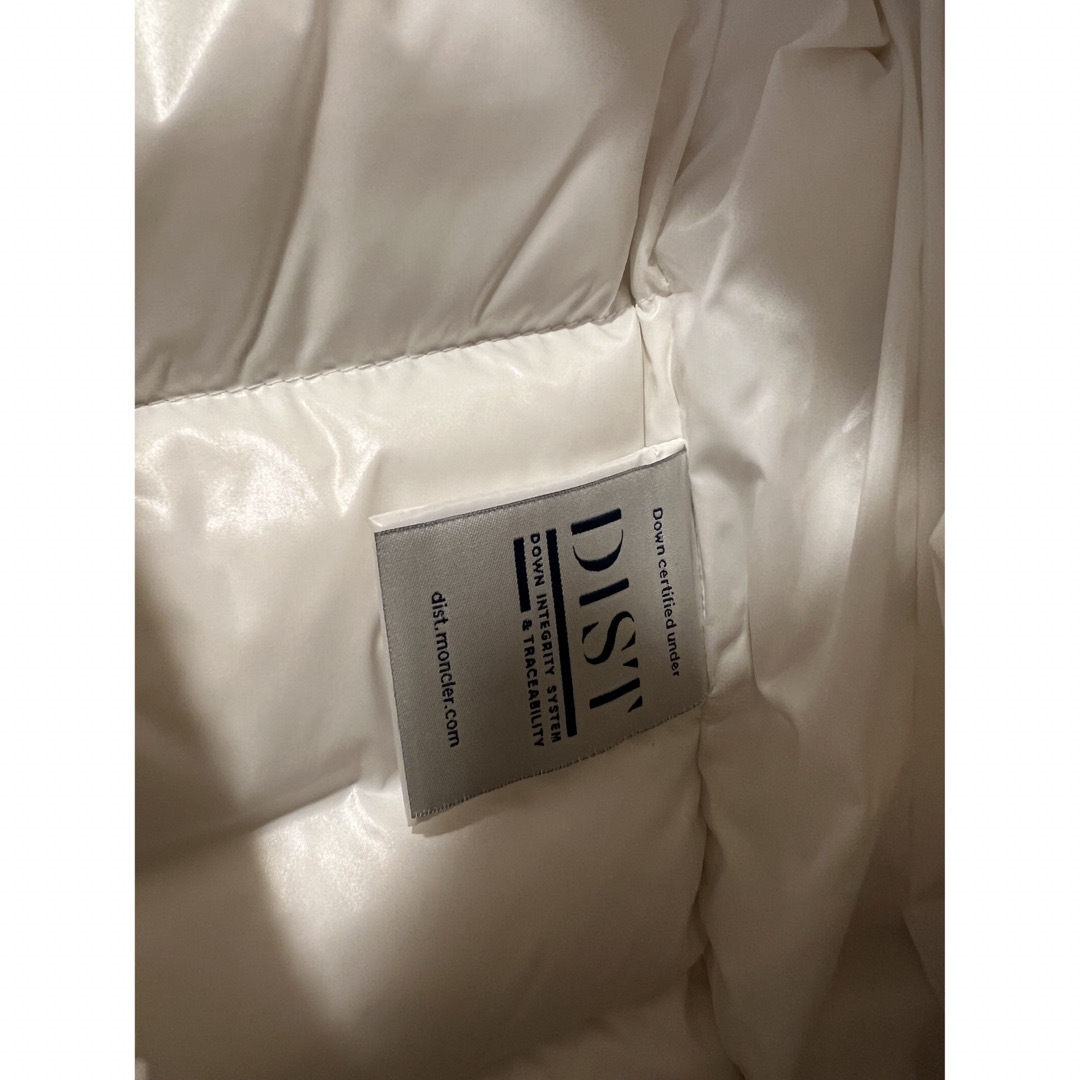 MONCLER(モンクレール)のベスト　モンクレール　ホワイト レディースのジャケット/アウター(ダウンベスト)の商品写真