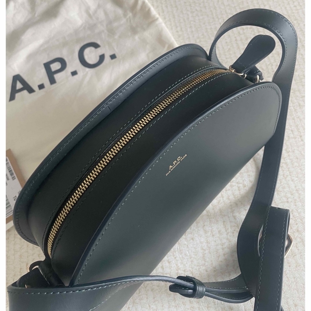 A.P.C(アーペーセー)のそいばなな様専用　A.P.C ハーフムーンショルダー 深緑 レディースのバッグ(ショルダーバッグ)の商品写真