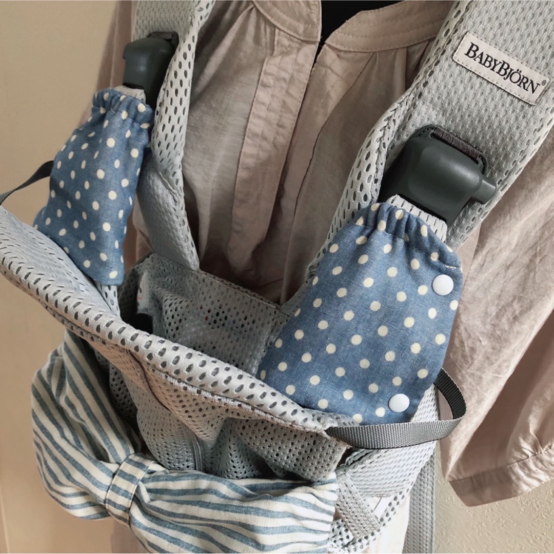 BABYBJORN(ベビービョルン)のアンティークブルーボーダー×ドット☆ビョルンONE系 よだれカバー丈長     ハンドメイドのキッズ/ベビー(外出用品)の商品写真