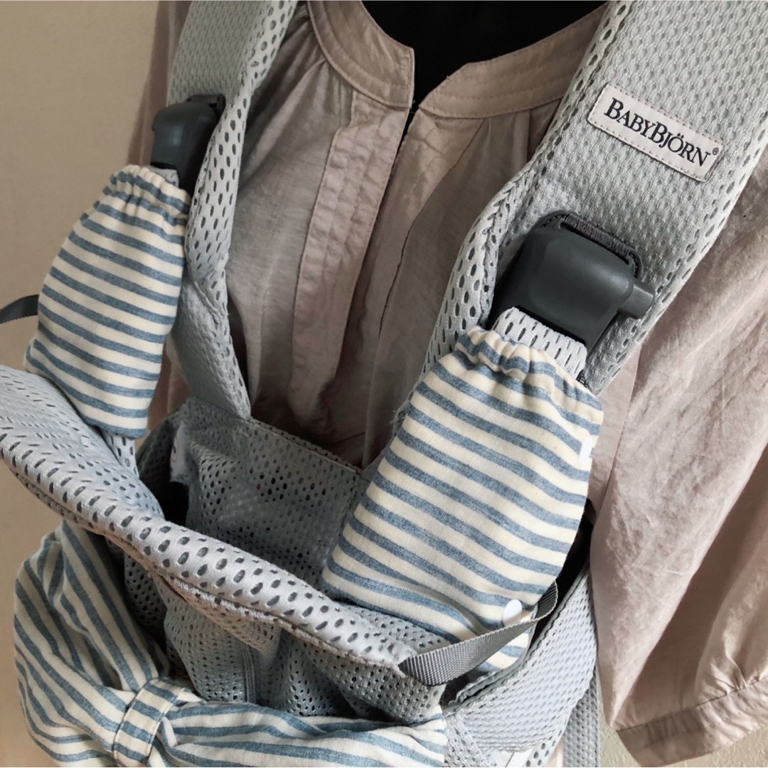 BABYBJORN(ベビービョルン)のアンティークブルーボーダー×ドット☆ビョルンONE系 よだれカバー丈長     ハンドメイドのキッズ/ベビー(外出用品)の商品写真