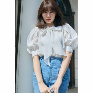 herlipto Ruffle Cut-Out Top ブラウス