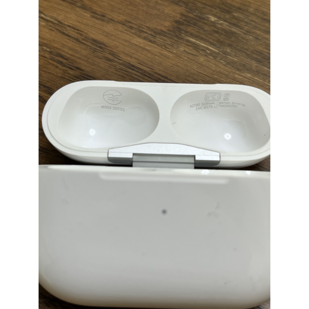 Apple(アップル)の純正品 Apple AirPods Pro 第2世代 充電ケース スマホ/家電/カメラのオーディオ機器(ヘッドフォン/イヤフォン)の商品写真